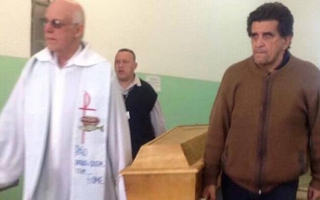 Após oração, Padre Julio Lancellotti carrega caixão de homem morto pelo frio junto a morador de rua