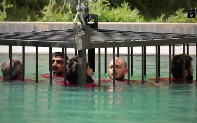 Supostos espiões foram mortos por afogamento dentro de gaiola (jun/2015). Foto: Reprodução/Estado Islâmico