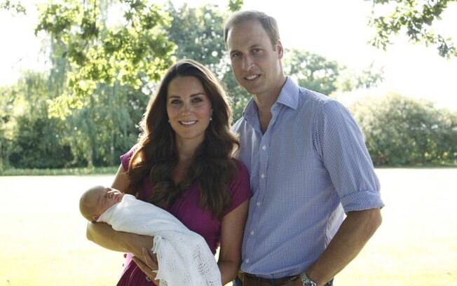 Príncipe William e Kate Middleton divulgaram primeira foto oficial do Príncipe George