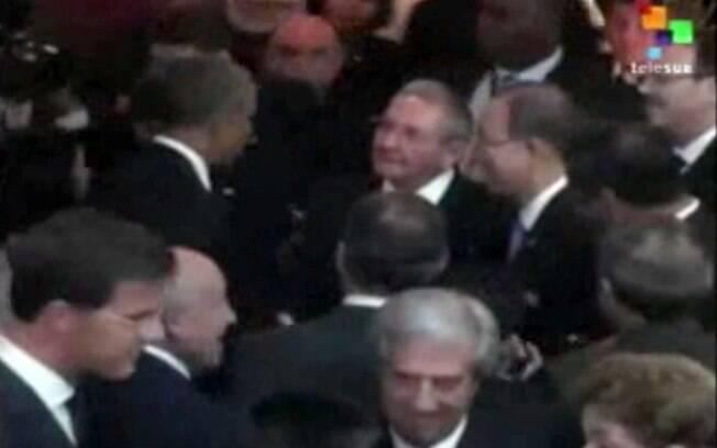 Obama e Raúl Castro na Cúpula das Américas, no Panamá, na noite de sexta-feira