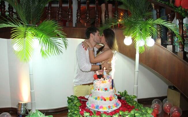 Casal se beijando para comemorar os 25 anos de Nasser e também os 11 meses de namoro