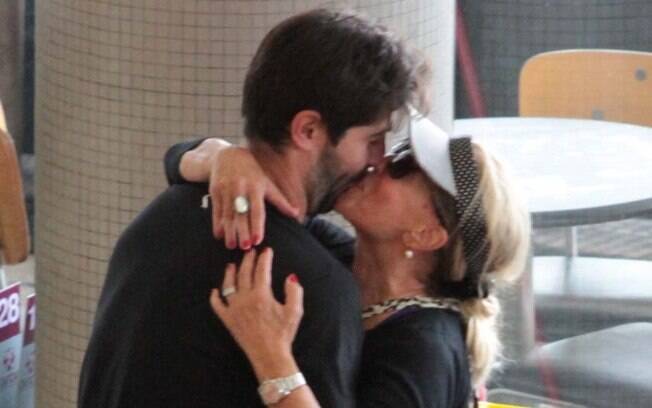 Susana Vieira e Sandro Pedroso se cumprimentam com selinho em aeroporto