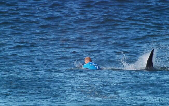Mick Fanning foi atacado por um tubarão na costa sul-africana no ano passado Mick Fanning foi atacado por um tubarão na costa sul-africana no ano passado