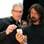 Tim Cook, CEO da Apple, e Dave Grohl, do Foo Fighters, usam o novo iPhone 5. Foto: Getty Images