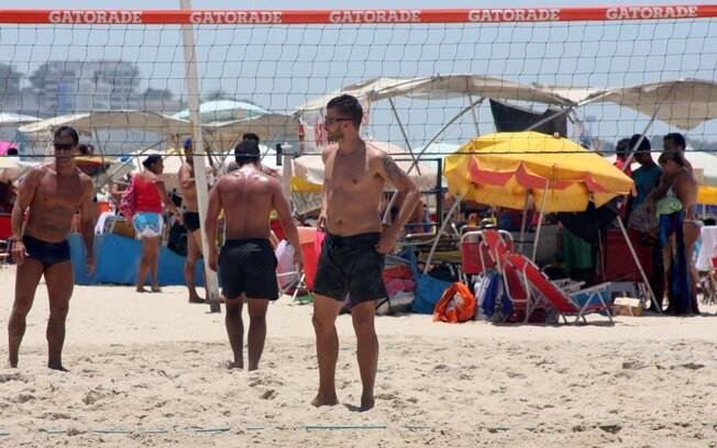 No dia anterior, Rodrigo foi à praia com a mulher, Fernanda Lima, e com os filhos gêmeos