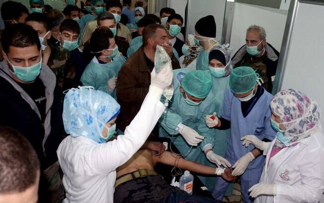 Sírio vítima de suposto ataque químico recebe tratamento em Khan al-Assal, de acordo com agência estatal (19/03)