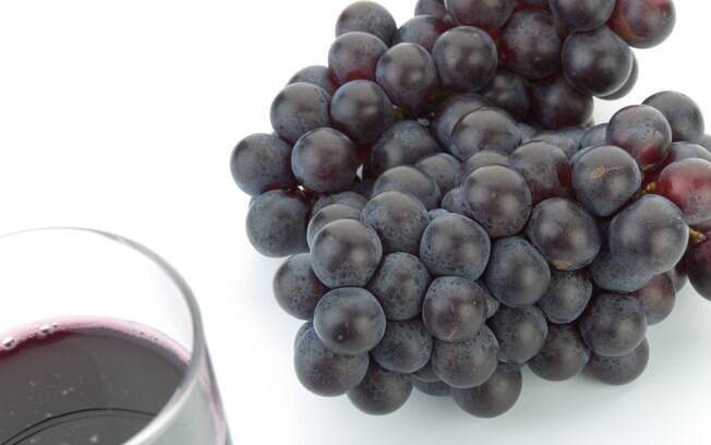 Uva e suco de uva: aqui o dono do “milagre” se chama resveratrol, presente tanto na fruta quanto no suco integral dela. Foto: Getty Images