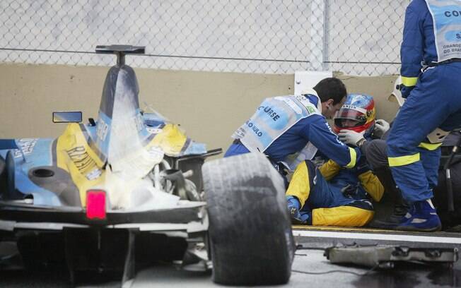 Fernando Alonso deu sorte por ter ficado apenas com dores após bater na subida da pista de Interlagos no GP do Brasil de 2003