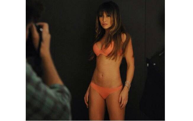 Sabrina Sato apareceu na rede posando apenas de lingerie nos bastidores de ensaio fotográfico