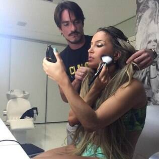 Cláudia Leitte recebe os cuidados do maquiador Lavosier