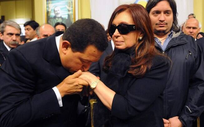 Chávez cumprimenta Cristina Kirchner durante velório de Néstor Kirchner em outubro de 2010