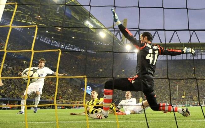 Lewandowski leva a melhor sobre zaga do Real Madrid, completa para o gol e abre o placar para o Dortmund