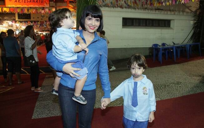 Vanessa Giácomo com os filhos Raul e Moisés