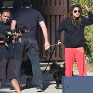 Mila Kunis em momento de fúria é acalmada por Ashton Kutcher