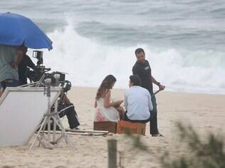 Bruna Marquezine e Gabriel Braga Nunes gravam cena da reta final de 'Em Família' na praia