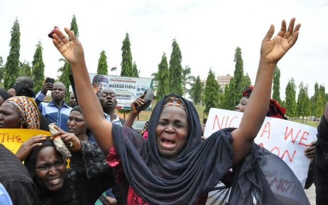 Uma mãe não identificada chora durante manifestação com outros pais cujas filhas foram sequestradas em escola de Chibok, Nigéria (29/04). Foto: AP