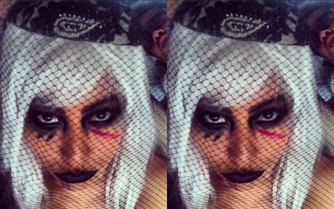 Sabrina Sato com peruca grisalha e maquiagem no estilo Lady Gaga