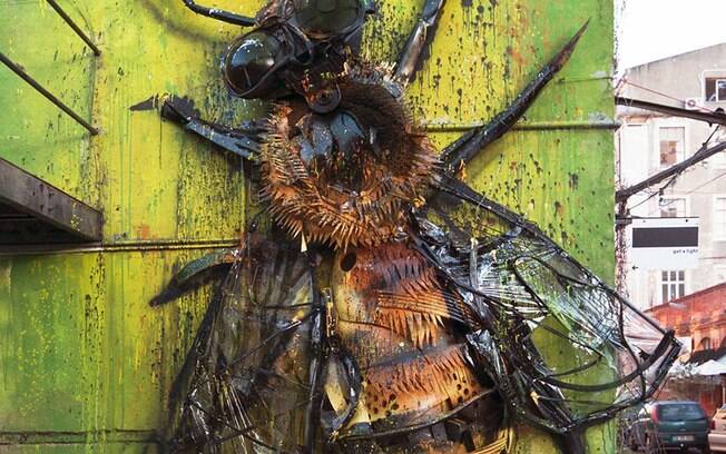 Artur Bordalo cria esculturas de animais a partir de objetos qe viraria lixo
