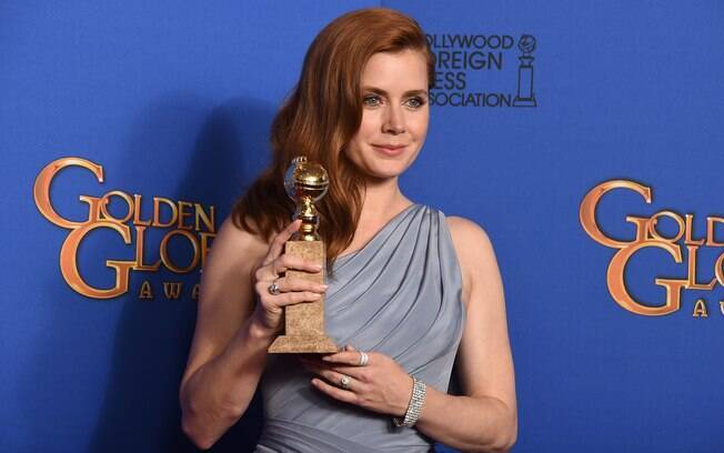 Amy Adams com o prêmio de melhor atriz de filme de comédia ou musical por 'Grandes Olhos'. Foto: AP