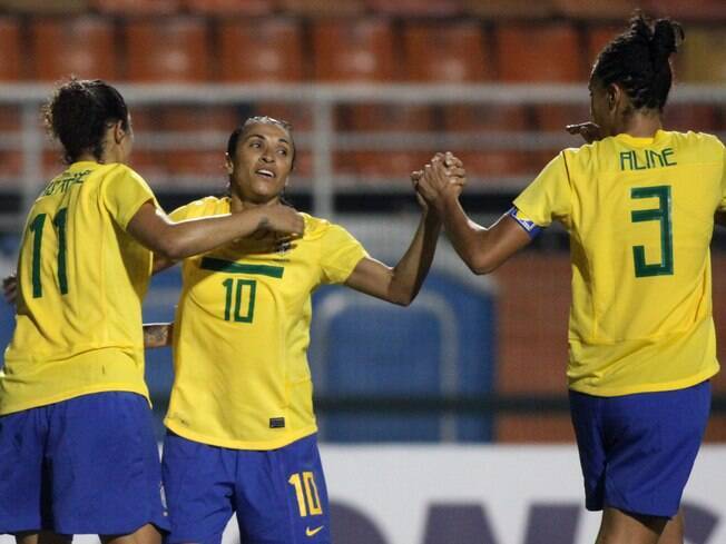 Futebol feminino é sucesso de público e atrai torcedor para estádio