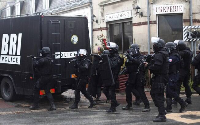 Polícia intensifica buscas no norte da França para capturar suspeitos de ataque. (08/01)