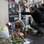 Flores e mensagens de apoio são deixadas em frente à sede do jornal Charlie Hebdo, alvo de ataque que matou 12 pessoas na quarta-feira (8). Foto: AP Photo/Francois Mori