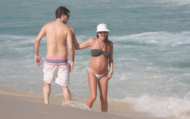 Joana Balaguer e o marido na praia, semanas antes da atriz dar à luz