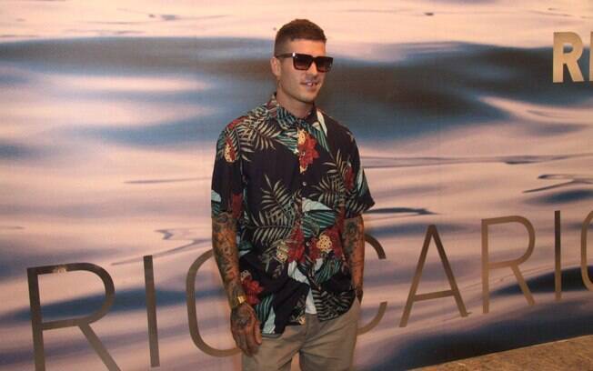 Mateus Verdelho e famosos circulando no terceiro dia de Fashion Rio no Pier Maua