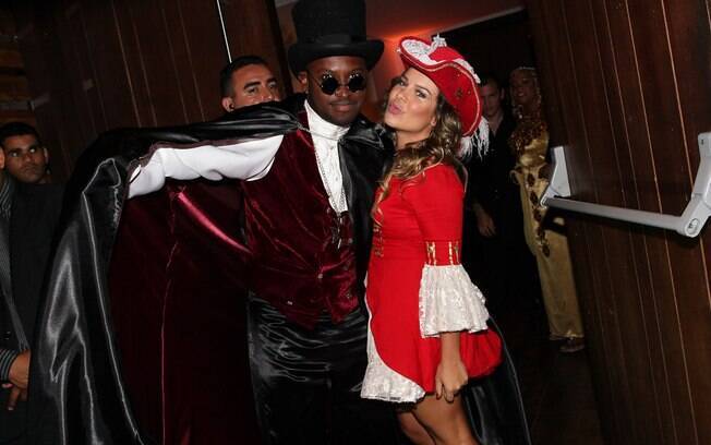 O anfitrião da festa, Thiaguinho, posou ao lado da namorada Fernanda Souza, que estava vestida de pirata