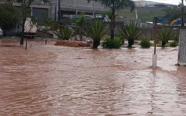Parque Industrial Mazzei, em Osasco, também está com alagamentos