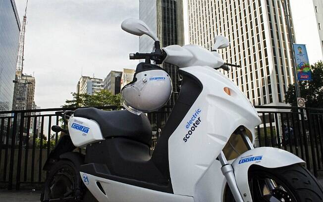 Moto elétrica (modelo e-max 120S) da Cooltra. É preciso ter CNH da categoria A