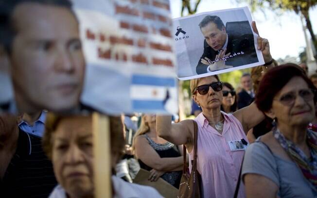Manifestantes protestam contra a morte de Nisman em Buenos Aires, em março: suicídio?