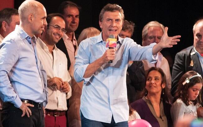 Horacio Rodríguez Larreta, à esq., e Mauricio Macri, centro, após prévia em Buenos Aires (26/04)