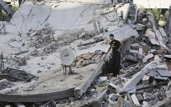 Palestino é visto perto de destroços de construção destruída por ataque aéreo israelense em Beit Lahiya, norte da Faixa de Gaza