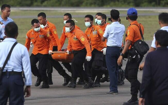 
Buscas por corpos e caixa-preta do avião da AirAsia são dificultadas pelo tempo. Foto: AP