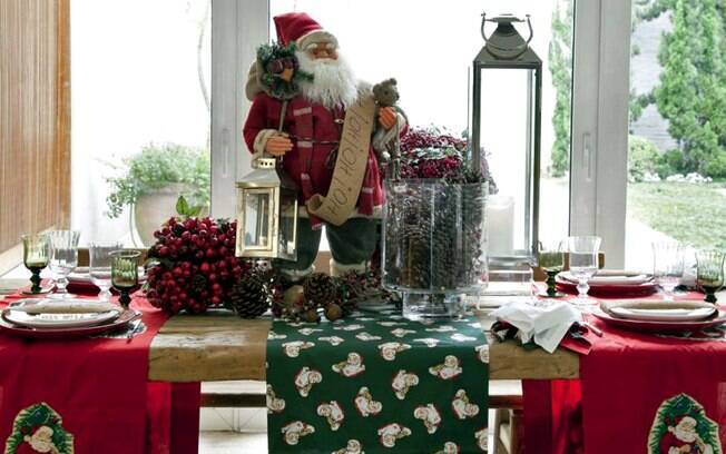 Colocar pinhas em um pote de vidro é boa opção para deixar a mesa com clima de Natal. Projeto de Amelinha Amaro