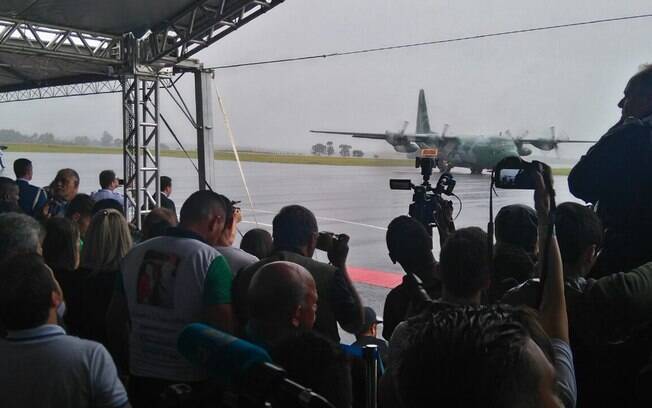 Primeiro avião da FAB com os corpos da Chapecoense poucou em Chapecó às 09h28 de sábado. Foto: Ministério do Esporte