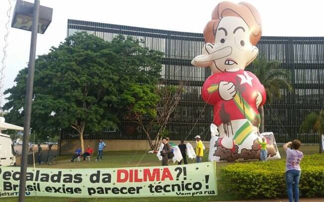 Movimento anti-Dilma faz pressão em frente ao TCU para rejeição de contas, em outubro