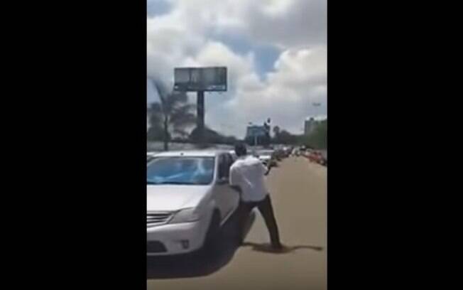 Homem quebrou vidro de veículos parados em fila dupla que impediram a saída de seu carro