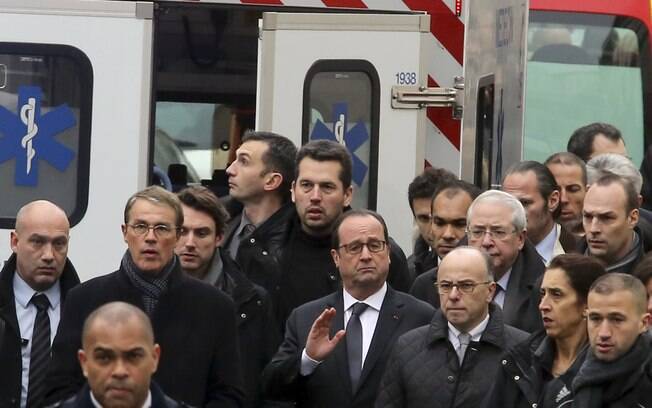 Presidente da França, François Hollande, segue para local onde ocorreu o ataque terrorista em Paris (07/01). Foto: AP