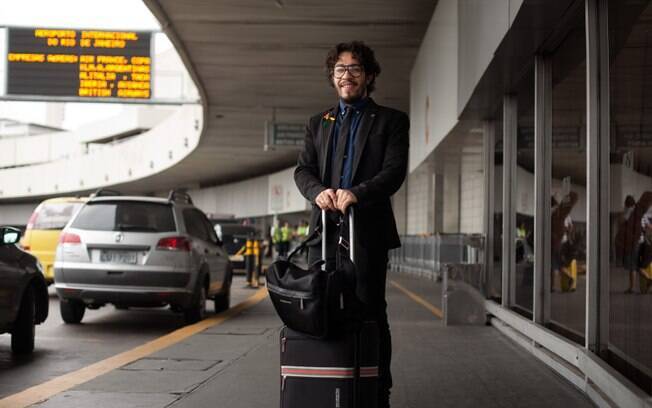 O deputado federal Jean Wyllys também fotografado pelo The Gay Men Project, num aeroporto do Rio de Janeiro