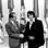 O presidente Richard Nixon recebe Elvis Presley na Casa Branca, Washington, 1970. Foto: Getty Images