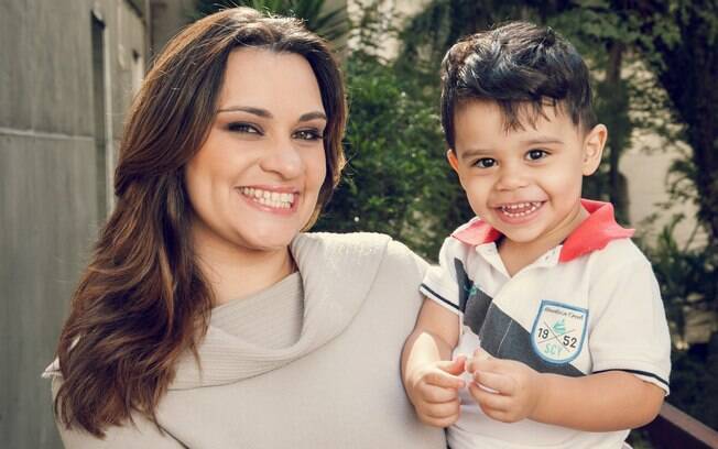 Taiane exibe o novo visual ao lado do filho Gabriel, de dois anos