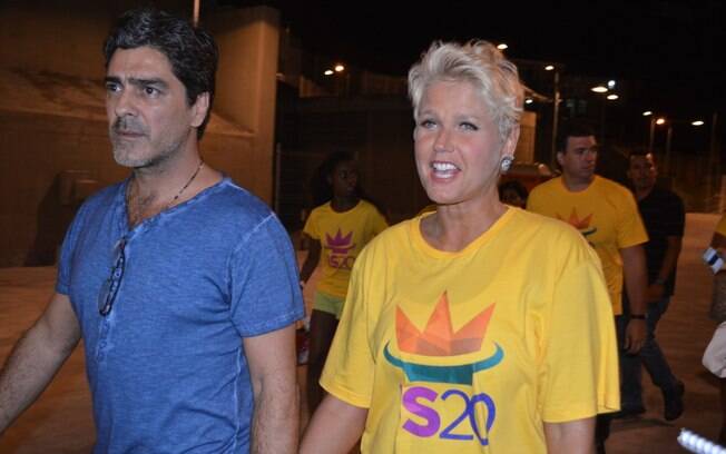 Xuxa e o namorado, Junno, foram ao show de Ivete Sangalo