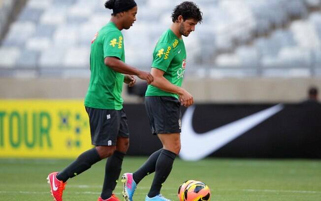 Ronaldinho Gaúcho e Pato dominam a bola no treino comandado por Felipão