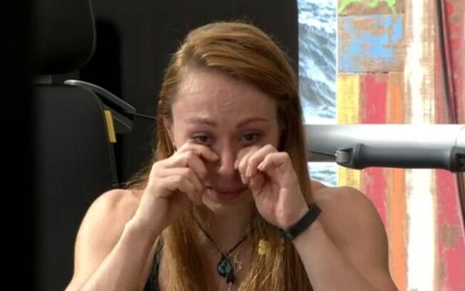 Aline chora durante conversa com Valter