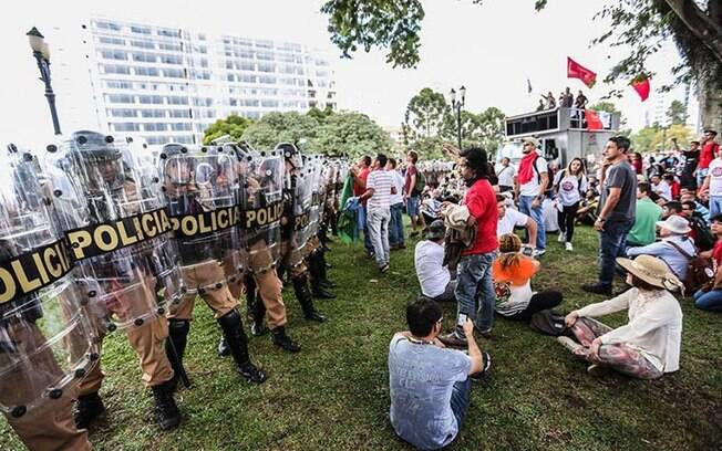 Após confronto com PM, professores mantiveram acampamento em frente à Assembleia Legislativa (28.4.2015). Foto: Divulgação/APP Sindicato