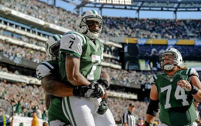 Longe dos concursos de tamanho de documento, Nick sai com os amigos e vê os jogos do seu time, o NY Jets