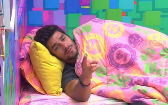 Diego avalia posicionamento de Angela no jogo