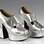 Acima, sapatos de plataforma criados pelo estilista John Fluevog, da marca Sacha, nos anos 70. Foto: John Roan/ The Shoe Collection, Northampton Museums & Art Gallery